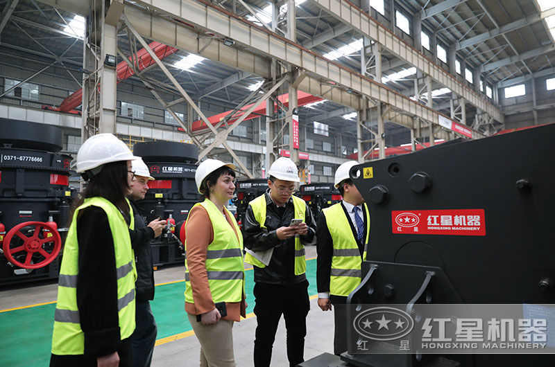 客戶來廠考察破碎機設(shè)備