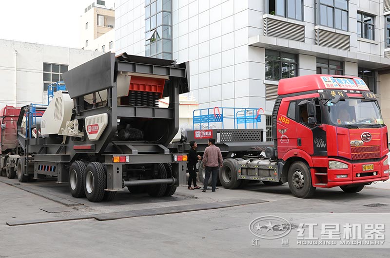 兩臺移動式建筑垃圾破碎機發(fā)貨中